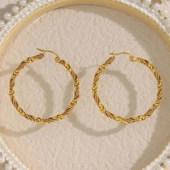 NEW 18K GOLD TWISTED CIRCLE HOOP EARRINGS, NICE EARRINGS, CUTE EARRINGS - Picture 4 of 6